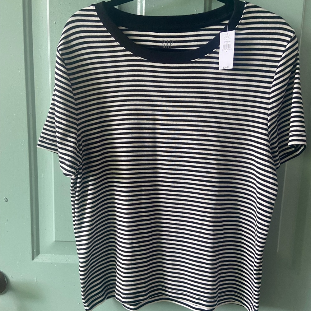 GAP Black and White Striped Women's Modern Tee Hits at Waist with Spandex